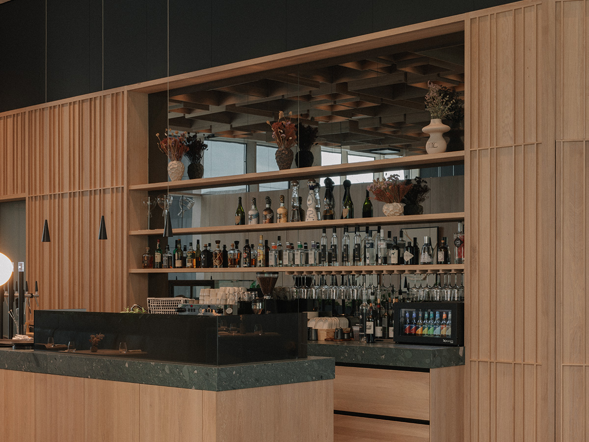 Gedeckter Seminartisch mit Technik – Kulinarik der TEAM 7 Eventlocation